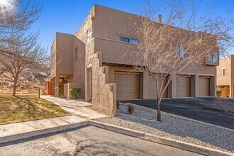 Building Photo - 2900 Vista Del Rey NE