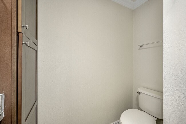 Building Photo - 3 bedroom, 2 bathroom townhome in Sonesta ...