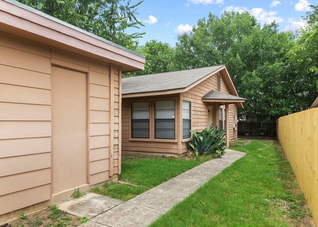 Building Photo - Close to UTSA / Medical