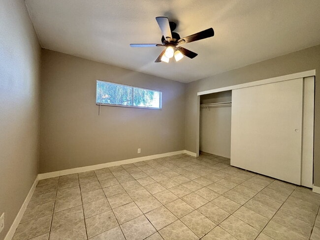 Building Photo - Updated Upstairs 2 Bed | 1 Bath Apartment Near the Las Vegas Strip
