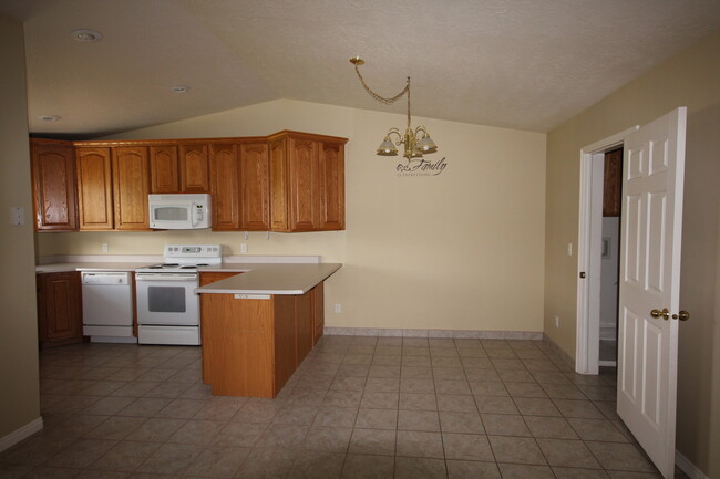 Building Photo - Springville Duplex