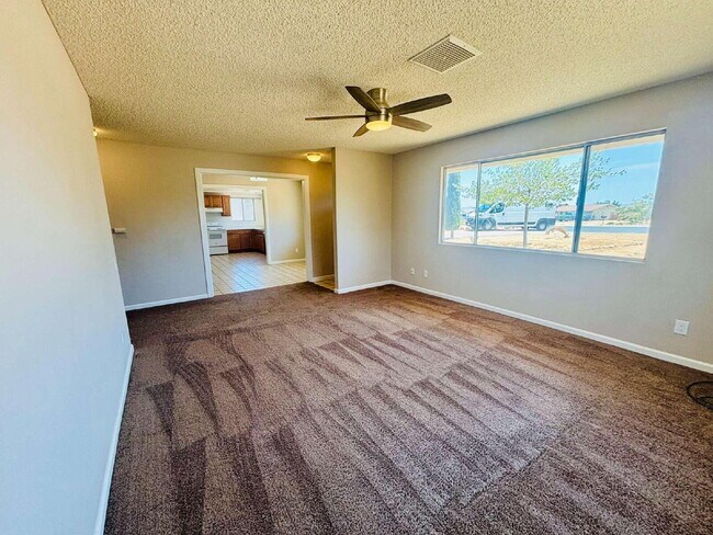 Building Photo - Charming 3-Bedroom with 2 Full Baths on th...