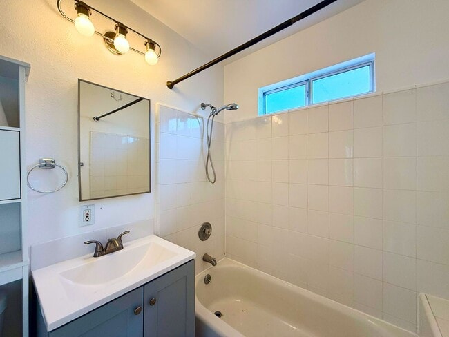 Building Photo - Welcome to your beautiful beach cottage, perfectly situated in Ocean Beach!