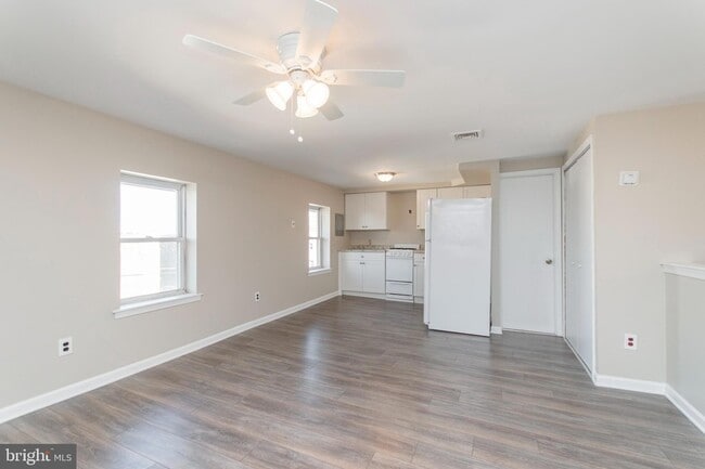 Building Photo - 2701 E Somerset St