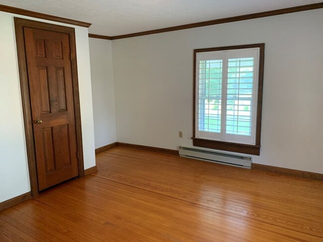 Building Photo - 2 Story Historic Home Near New London Academy