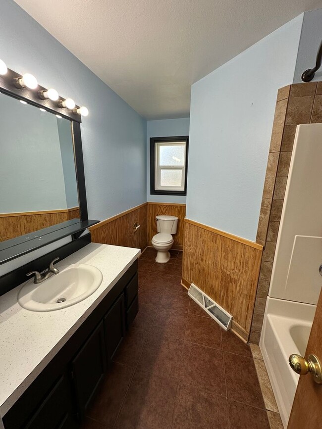 Building Photo - 3 BEDROOM, PLUS 2 BONUS ROOMS, 3 BATHROOM ...