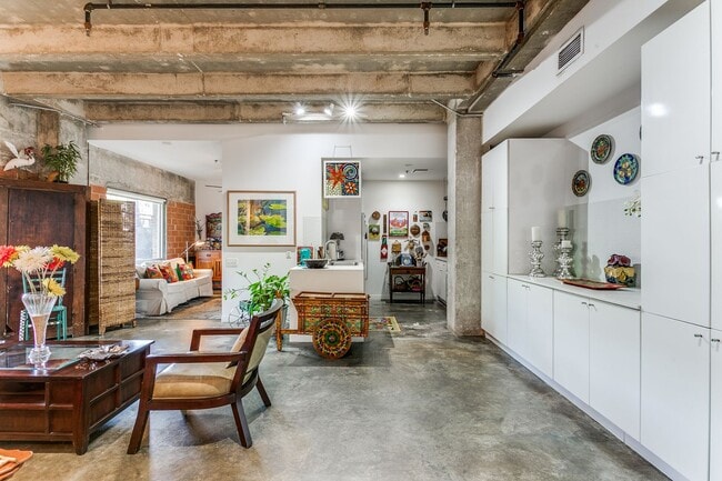 Building Photo - FANTASTIC 2-BEDROOM KING WILLIAM CONDOMINIUM