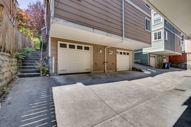Building Photo - Stylish 3 bedroom townhome in Madison Valley!