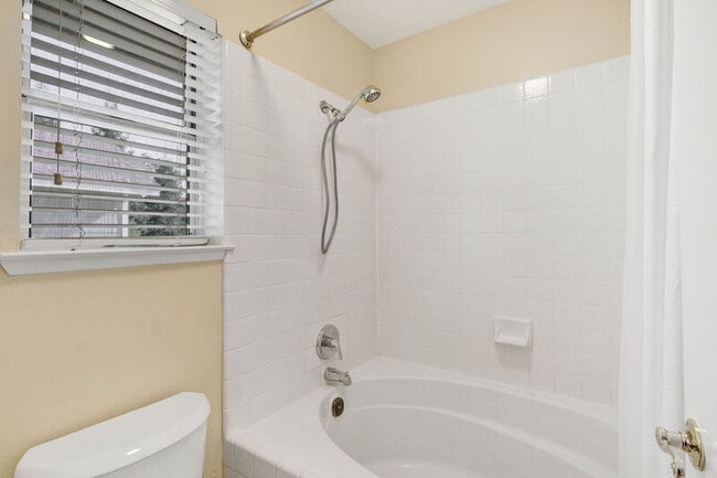 Building Photo - 6733 N Warren Ave