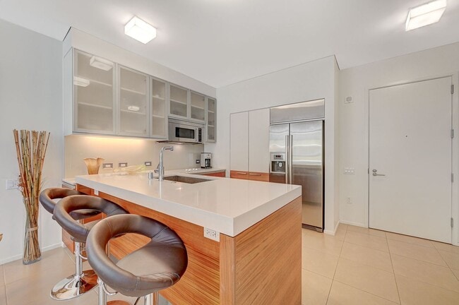 Building Photo - Veer Towers 2010E- Stunning Strip/City Views from this 1bd/1ba, Fully Furnished Residence