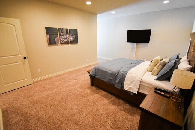 Building Photo - Stunning Fully Furnished Home in the Heart of Fayetteville!