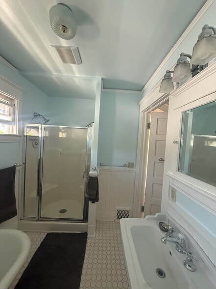 Building Photo - 4534 Thackeray Pl NE