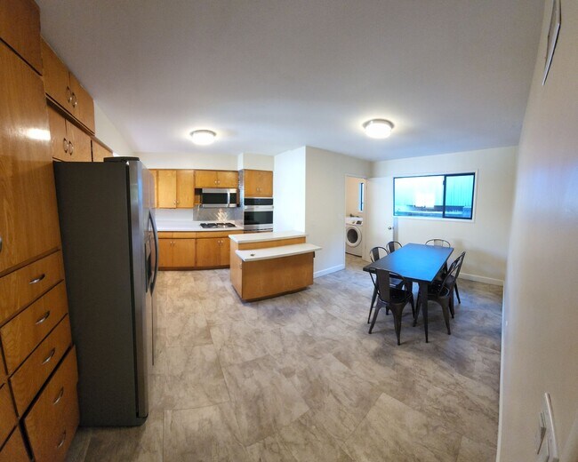 Building Photo - 5 Bedroom 3 bathroom in close proximity to POLY CAMPUS!