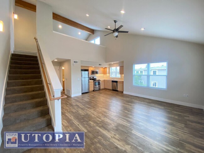Building Photo - Beautiful, top floor apartment located in ...