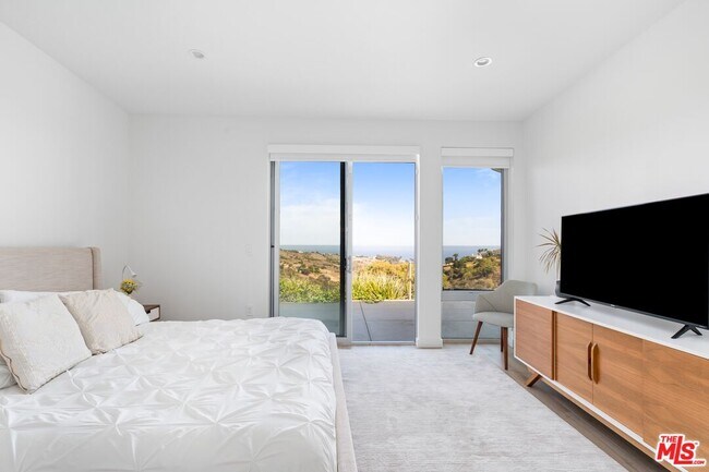 Building Photo - 28405 Via Acero