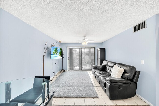 Building Photo - 130 Cypress Club Dr