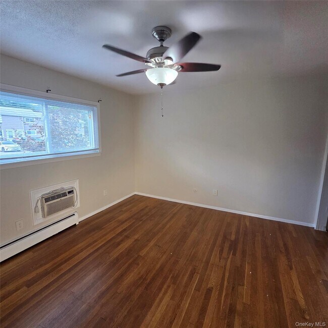 Building Photo - 3 Fishkill Glen Dr