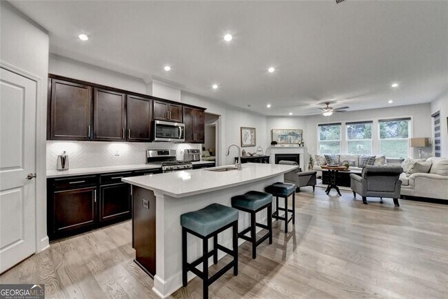 Building Photo - 811 Pineberry Ct