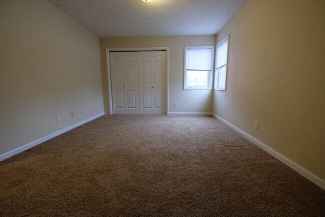 Building Photo - 2 Bed, 1 Bath near a park and C. Trail, Great Neighborhood!