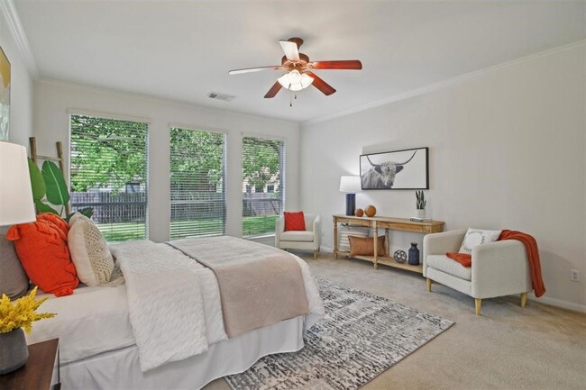 Building Photo - Red Oaks Subdivision / 5 bedrooms, 4 bathr...