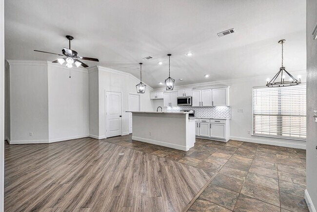 Building Photo - 410 E 97th St