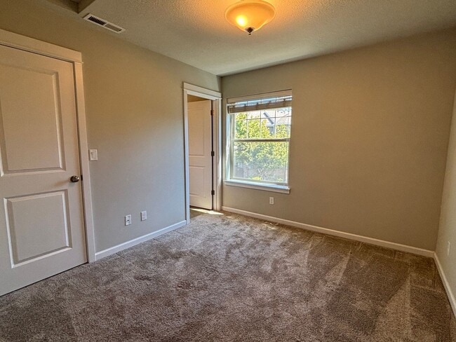 Building Photo - HALF-MONTH FREE!! Modern Townhome Available in Wilsonville