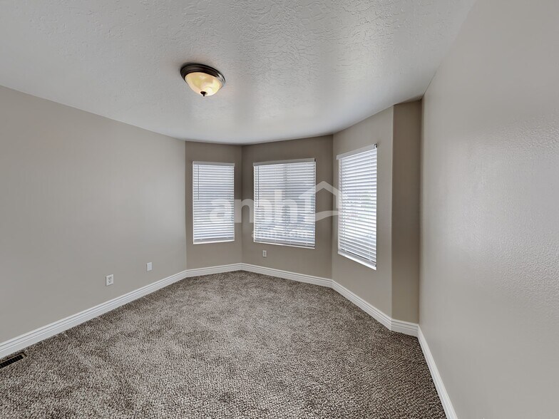 Building Photo - 1460 Heather Ln