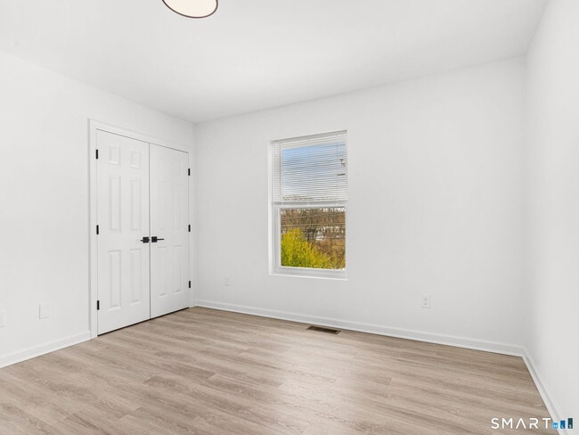 Building Photo - 1974 Kings Hwy