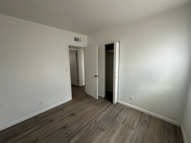 Building Photo - 5431 N Lakeshore Dr