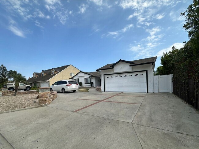 Building Photo - Newly Remodeled | 4 Bedrooms (2 Masters) |...