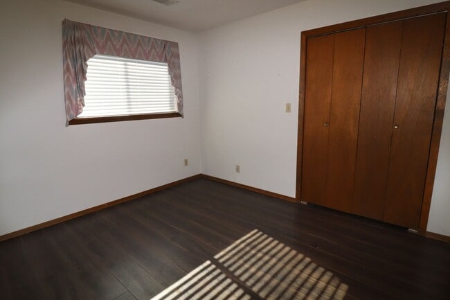 Building Photo - Large home close to Lyon