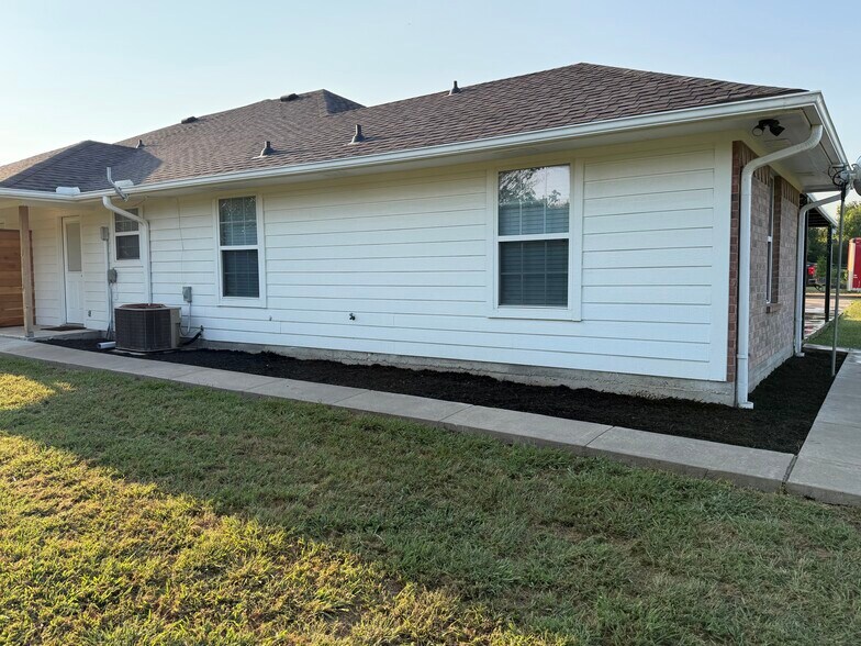 Rear/South - 421 W Thomas St