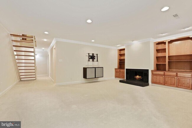 Building Photo - 2057 Golf Course Dr