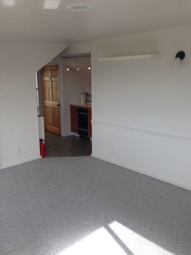 Building Photo - SKIRVIN TRIPLEX