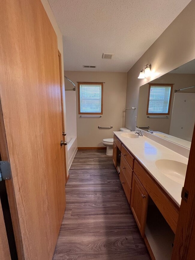 Building Photo - 938 E 6th St