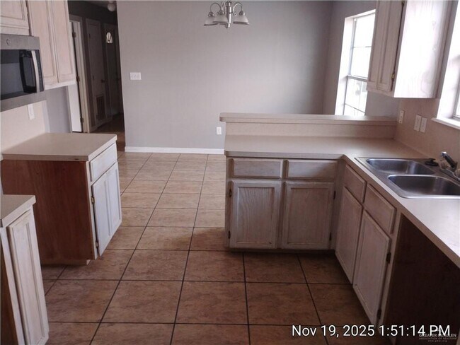 Building Photo - 13 Lake View Dr