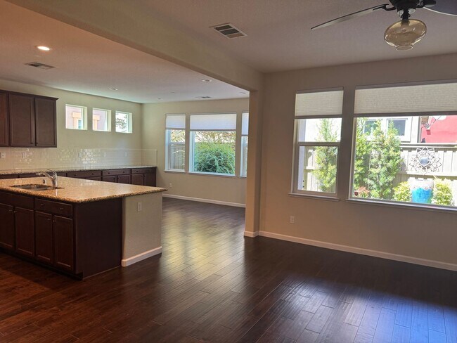 Building Photo - Great location close to Kaiser Roseville