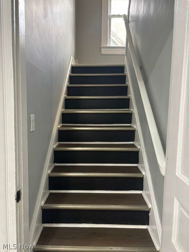 Building Photo - 237 N Lincoln St