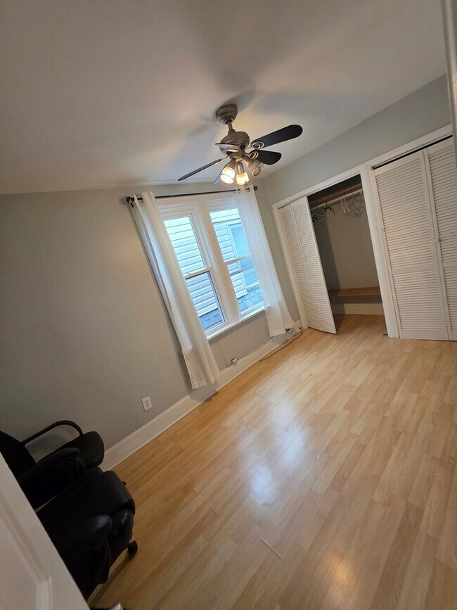 Building Photo - 3419 W Beach Ave