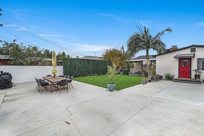 Building Photo - A beautiful  home in North Hollywood is no...