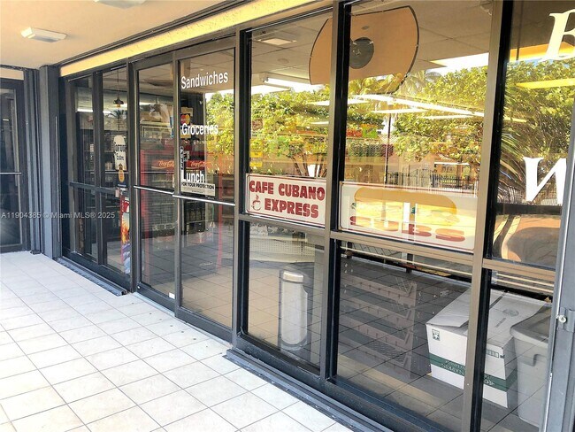 Building Photo - 2555 Collins Ave