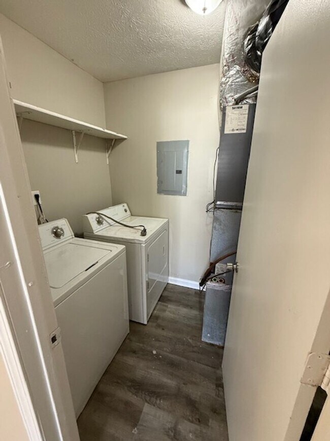 Building Photo - 3 Bedrooms with 1 - 1/2 Baths