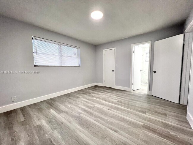 Building Photo - 427 N 24th Ave