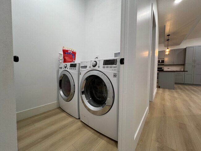 Building Photo - 2110 W 21st Pl