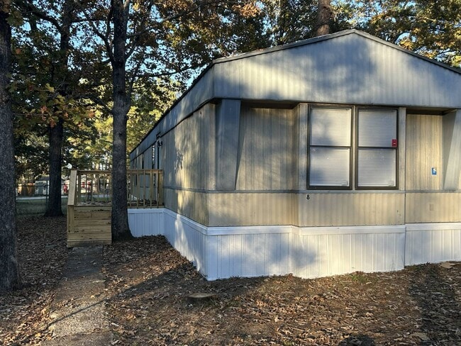 Building Photo - 8 White Oak Village