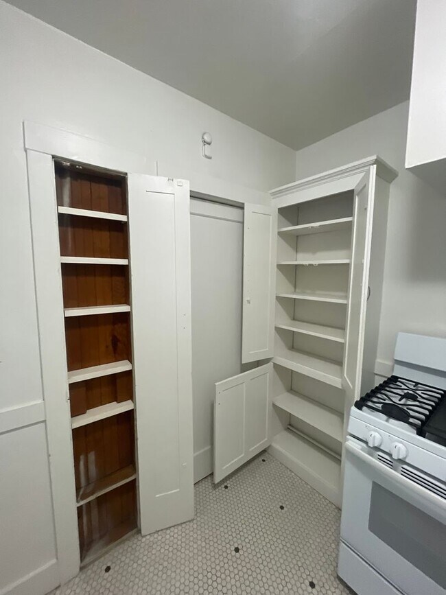 Building Photo - Charming one-bed, one-bath apartment in Midtown