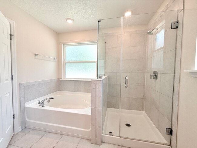 Building Photo - Beautiful 4BR Home with Open Floor Plan & Fully Fenced Backyard