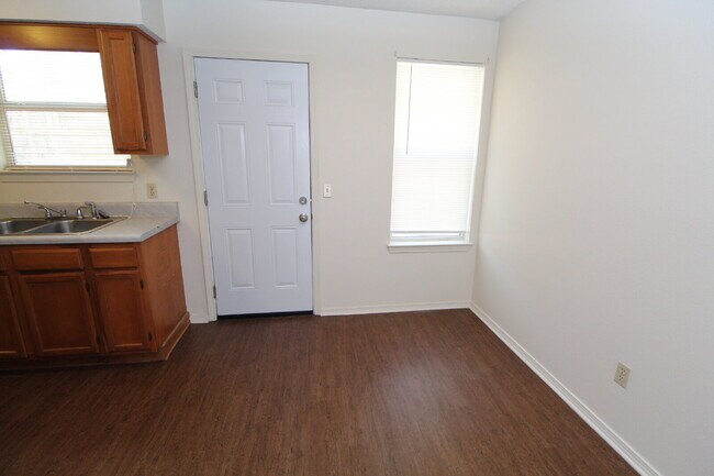 Building Photo - Convenient Southwest Pensacola Living — 3BR Home with Open Floor Plan, Private Fenced Yard & Easy...