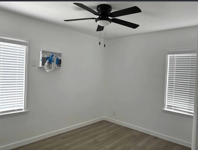 Building Photo - 4128 W Toluca Lake Ave