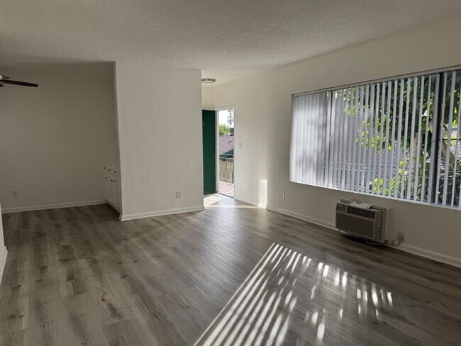 Building Photo - 10520 Balboa Blvd